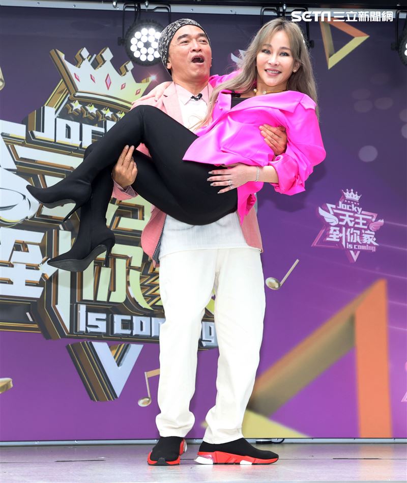 吳宗憲「天王到你家」新節目記者會，舊愛溫嵐力挺站台。（記者邱榮吉/攝影）