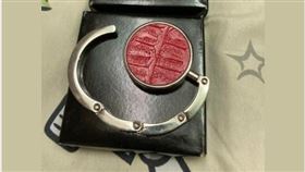 網友吃完王品收到1贈品，上網詢問其用途。（圖／翻攝自爆費公社臉書）