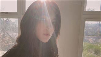 超辣女師高衩窄裙上課　談師生戀被逮