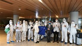 女足代表隊搭專機回台這次女足代表隊有7名主力球員確診，原本可能滯留印度無法回台，總統蔡英文與行政院長蘇貞昌拍板，用專機接回全隊隊職員。圖為丁旗（中前）致贈球衣與簽名球給中華民國駐印度副代表陳志浩（黑西裝者）。（足協提供）中央社記者蘇龍麒傳真  111年2月12日