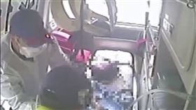 ▲桃園觀音鄉6個月大女嬰疑因翻落床邊和護欄間的縫隙，窒息死亡，救護人員不斷為女嬰CPR，但女嬰仍宣告不治。（圖／翻攝畫面）