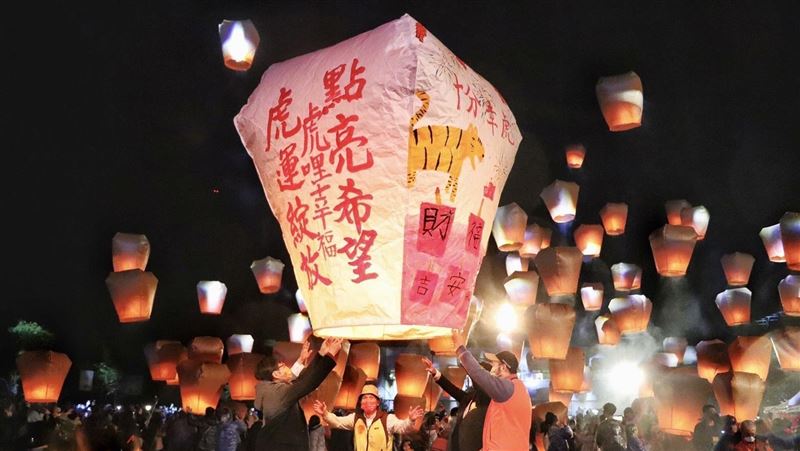 平溪天燈節登場　「福虎」主燈照夜空