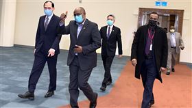 索馬利蘭外長結束訪台行程  搭機返國索馬利蘭共和國外交暨國際合作部長瑞格薩（H.E. Dr. Essa Kayd Mohamoud）（左2）日前率訪問團來台，12日晚間結束行程搭機返國，登機前向現場人員揮手、比讚告別。中央社記者葉臻攝  111年2月12日