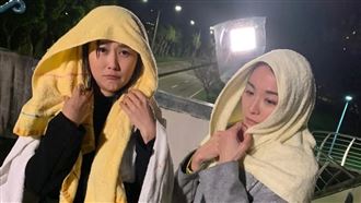 天驕女神濕透躺泥地　曬幕後照網哭了