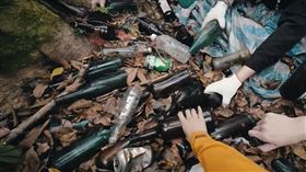 YouTuber淨山「撿光霞喀羅酒瓶」130kg全丟了！網愣：文物被當垃圾（圖／翻攝自Celine and Cynthia-不只是旅行 YouTube）