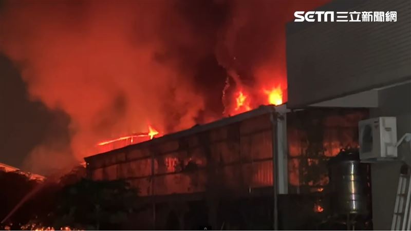 台南電動車倉庫起火！現場爆炸聲不斷