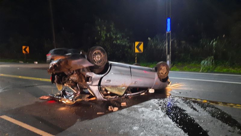 基隆濱海公路轎車翻覆！5人輕重傷