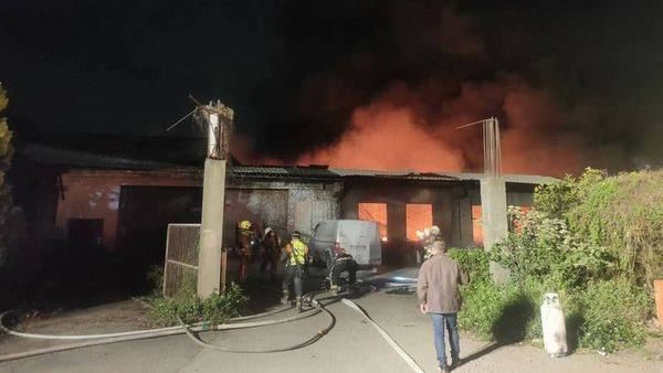 彰化殯儀館對面工廠大火！爆炸聲不斷