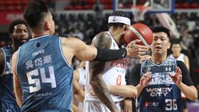 PLG例行賽　吳岱豪、羅賓森爆衝突（1）台灣職籃聯盟P. LEAGUE+（簡稱PLG）12日在新竹縣立體育館由桃園領航猿隊與新竹街口攻城獅隊交手，攻城獅吳岱豪（前左）比賽第2節與領航猿隊洋將羅賓森（Devin Robinson）（中白衣）爭搶籃板引爆衝突，吳岱豪倒地起身後將球砸向羅賓森。中央社記者張新偉攝  111年2月12日