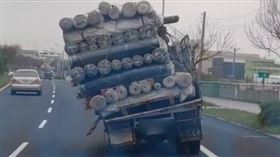 彰化美港公路，貨車超載布匹，移動斜塔，用路人閃避 (圖／翻攝自彰化踢爆網)