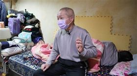 ▲吳先生面臨妻子婚變、流落街頭，父子倆搬到地下室，兒子因雙腳肌肉萎縮，1年半沒看到天空顏色。（圖／CTWANT）