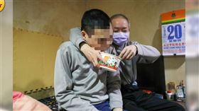 兒子現在60公斤，但身體癱軟，無法自己站立及坐著，吳先生要一手扶著他的頸椎，一手拿湯匙餵飯，相當辛苦。（圖／CTWANT）