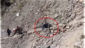 南投丹大林道，18K，峭壁山谷，騎機車重心不穩踩空墜谷（圖／ 翻攝畫面）