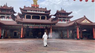 不只魚皮湯！父子檔還去新營太子宮