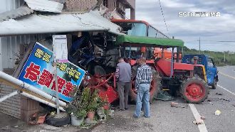 疑為撿手機+閃貓　客運失控撞耕耘車