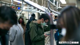北捷車廂／板南線／口罩／捷運／疫情／人潮人群（記者陳弋攝影）