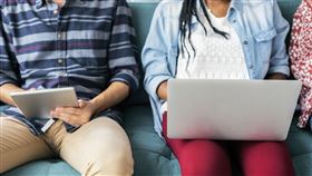 研究證實追劇可以改善EQ、讓你變聰明。pixabay,16:9