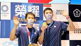 麟洋配寫歷史　王齊麟李洋帶回奧運羽球台灣首金台灣羽球男雙搭檔「麟洋配」王齊麟（右）、李洋（左）勇奪本屆東京奧運羽球男雙金牌，為奧運羽球台灣史上首金，兩人4日搭機返台，開心揮手致意。中央社記者吳睿騏桃園機場攝　110年8月4日