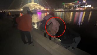 搶看燈會空中表演　遊客危險跨坐堤岸
