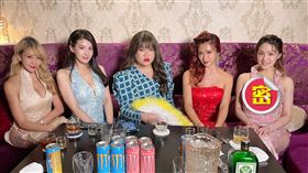 熊熊（右）與好友愛語莎（左二）黃小愛（中），實際到條通日式酒店初體驗。（圖／三立）