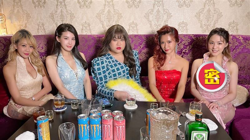 熊熊爆乳扮小姐「他」竟大膽冰塊塞胸