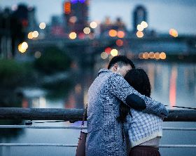 情人節前夕  情侶河岸邊相擁