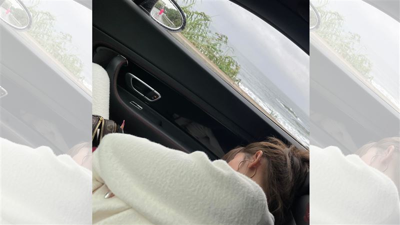 他走海線女友睡死　網一看後照鏡毛爆