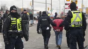加拿大警方強行執法，逮捕現場的抗議民眾。（圖／美聯社／達志影像）