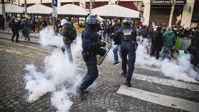 法國警方12發射催淚瓦斯，驅離「自由車隊」的抗議民眾。（圖／美聯社／達志影像）
