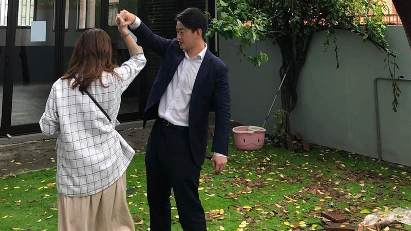 服務處收攤3Q秀牽手照　網驚：她誰