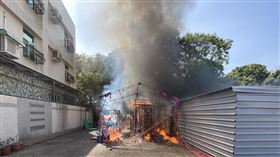 鹽水蜂炮不慎點燃！燒剩骨架波及2車