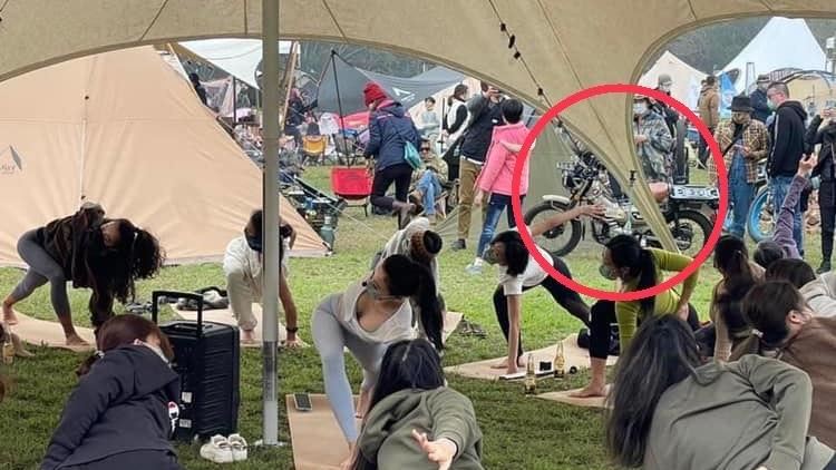 他曬照問機車型號　車燈太亮網噴鼻血