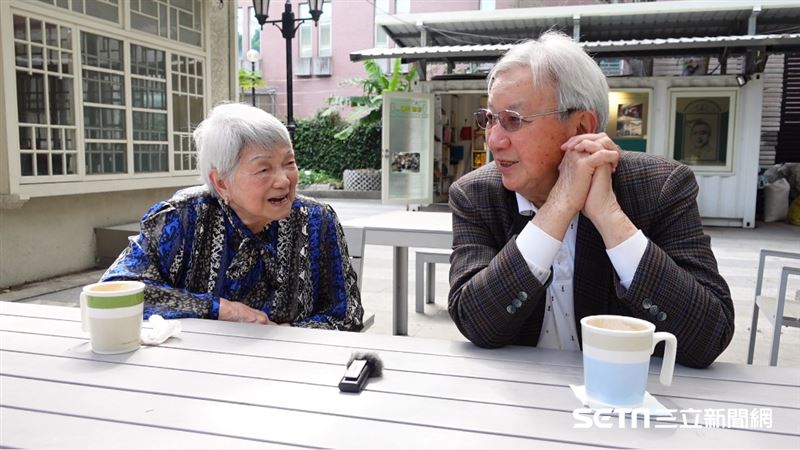 那時兩人受訪時，相當逗趣，會因為內容鬥嘴，奶奶甚至當場笑爺爺說：「你真的很自戀！」即便當時兩人已是白髮蒼蒼、分別高齡92歲與87歲的長輩，但那樣的互動，就像熱戀中的小情侶，甜蜜中帶點「頑皮」與「俏皮」。（資料照／記者張雅筑攝）