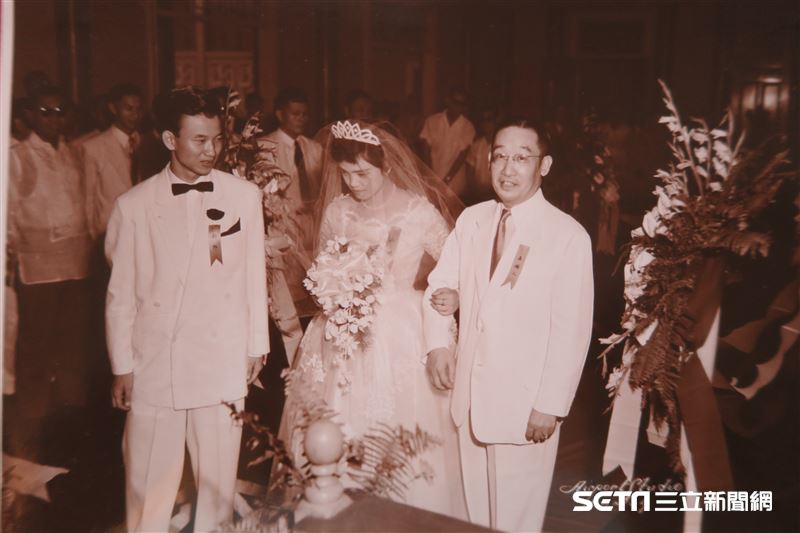 兩人終於克服各種困難在菲律賓完婚，尊賢爺爺說，那時自己相當窮，多虧陳之邁大使借錢給他，才讓他們有場圓滿幸福的婚禮。（圖／記者張雅筑翻攝）