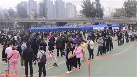 香港新增確診1514例再創新高香港12日新增COVID-19確診1514例，再創疫情以來新高，迄今已有42間安老院爆發疫情。圖為10日亞皆老街遊樂場的流動採樣站，早上已是人山人海。（中通社提供）中央社  111年2月12日