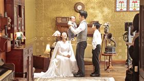 國民黨立委蔣萬安在今年情人節揪太太再拍一次婚紗，兩個兒子也入鏡，曝光復古風格全家福。（圖／蔣萬安辦公室提供）