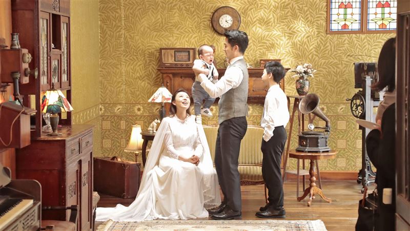 閃！蔣萬安曬幸福氛圍　拍婚紗全家福
