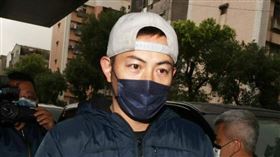 趙駿亞抵達明金成靈堂。（圖／記者邱榮吉攝影）