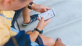 小男孩,玩手機(PIXABAY)