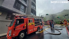 新店能仁街大樓突竄火煙，警消救出1名昏迷男子。（圖／翻攝畫面）