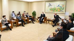 行政院長蘇貞昌今（14）日上午召開擴大防疫會議。（圖／行政院提供）