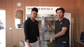 林子豪何恆佑介紹冰箱（圖／統一獅提供）