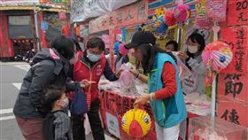 彰化家扶義賣燈籠募款，婦人大手筆拿10萬塊現金裝信封袋捐款 (圖／彰化家扶中心提供)