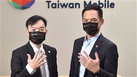 林之晨表示，在蔡祈岩副總暨資訊長(左)的共同帶領下，台灣大將進一步加速轉型區域級科技電信公司的腳步。（圖／台灣大提供）