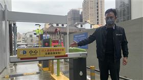 中捷南屯站機車停車場動線不便惹議民進黨台中市議員張耀中接獲市民反映，中捷綠線南屯站機車停車場出入口車道與人行走道共道，14日實地現勘發現，這樣的動線安排令人感到不便。（張耀中提供）中央社記者郝雪卿傳真  111年2月14日