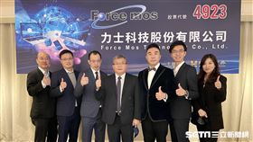 力士(4923)擁有高效能MOSFET專利、製程及供貨量高度的競爭力，並擁有國際廠商之認證及採用，看好快充、車用應用引爆市場商機，訂單能見度看旺至年底。圖左四為董事長張晋誠、圖右三為總經理鍾明道、圖左三為技術長涂高維、圖右二為副總經理鍾秉家、圖左二為研發處處長張淵舜。（圖／力士提供）