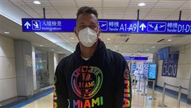 富邦悍將洋投艾斯凱抵達台灣。（圖／富邦悍將提供）