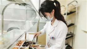覺嘉欣營養師表示，中式便當盡量選擇蒸、煮、烤、涼拌的食物，並搭配足夠蔬菜量。（圖／台北醫院提供）