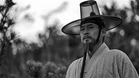 《茲山魚譜》薛耿求憑藉電影《茲山魚譜》三度封韓國「青龍獎影帝」。（圖／捷傑電影提供）