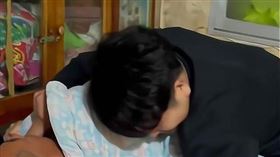 遼寧女婿趴在岳父身上（圖／翻攝自微博）